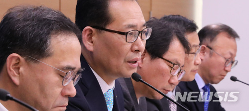 【세종=뉴시스】강종민 기자 = 고영권 기획재정부 1차관과 각 부처 관계자들이 지난 14일 오후 정부세종청사에서 청년 일자리 대책 주요 내용을 설명하고 있다. 2018.03.15.&nbsp; ppkjm@newsis.com
