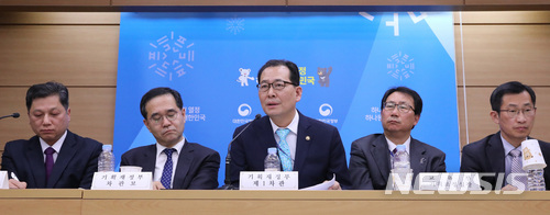 【세종=뉴시스】강종민 기자 = 고영권 기획재정부 1차관과 각 부처 관계자들이 지난 14일 오후 정부세종청사에서 청년 일자리 대책 주요 내용을 설명하고 있다. 2018.03.15.&nbsp; ppkjm@newsis.com