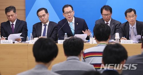 【세종=뉴시스】강종민 기자 = 고영권 기획재정부 1차관과 각 부처 관계자들이 지난 14일 오후 정부세종청사에서 청년 일자리 대책 주요 내용을 설명하고 있다. 2018.03.15.&nbsp; ppkjm@newsis.com
