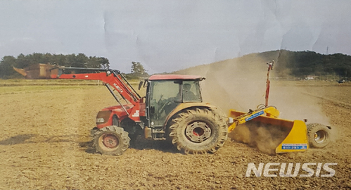 【광주=뉴시스】이창우 기자 = 광주 소재 중견기업 G금강이 농업 생산비를 대폭 낮춰 주는 '레이저균평기'를 개발해 주목받고 있다.&nbsp; 개발된 레이저균평기는 트랙터에 부착된 레이저 장치를 통해 자동으로 균일한 수평작업을 가능케 함으로써 기존 수동식 균평기에 비해 작업 횟수를 크게 줄일 수 있는 게 장점이다. 2018.03.14 (사진=G금강 제공) lcw@newsis.com
