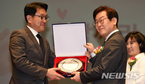 【성남=뉴시스】이정선 기자 = 이재명 성남시장이 14일 오후 경기 성남시청 온누리홀에서 열린 민선5, 6기 이재명 성남시장 퇴임식에서 이재철 부시장으로부터 감사패를 받고 있다. 2018.03.14.&nbsp; ppljs@newsis.com 