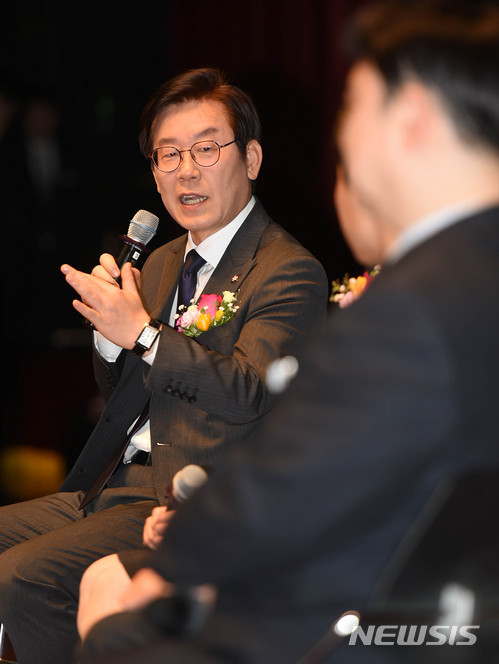 【성남=뉴시스】이정선 기자 = 이재명 성남시장이 14일 오후 경기 성남시청 온누리홀에서 열린 민선5, 6기 이재명 성남시장 퇴임식에서 갈무리토크쇼를 진행하고 있다. 2018.03.14. ppljs@newsis.com