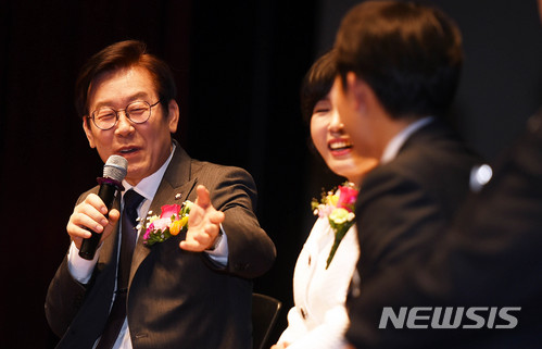 【성남=뉴시스】이정선 기자 = 이재명 성남시장이 14일 오후 경기 성남시청 온누리홀에서 열린 민선5, 6기 이재명 성남시장 퇴임식에서 갈무리토크쇼를 진행하고 있다. 2018.03.14. ppljs@newsis.com