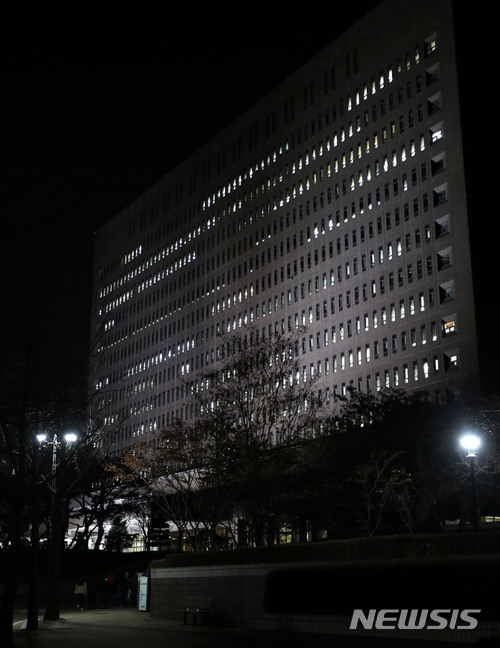 【서울=뉴시스】박주성 기자 = 이명박 전 대통령이 검찰 조사를 받고 있는 14일 서울 서초구 서울중앙지검에 불이 켜져 있다. 2018.03.14.&nbsp; park7691@newsis.com