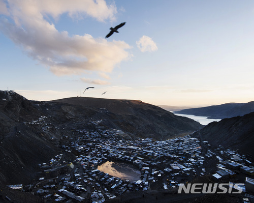 【서울=뉴시스】성남훈 일우사진상 수상 기념 개인전 ‘패 : FAIT’ 페루 금광도시 오염(2), La Rinconada, Peru, 2014.