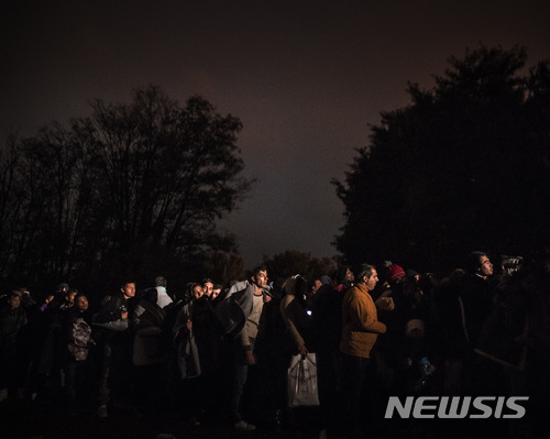 【서울=뉴시스】성남훈 일우사진상 수상 기념 개인전 ‘패 : FAIT’. 시리아 난민사태, Botovo, Croatia, 2015. 