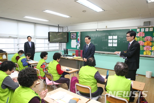 【창원=뉴시스】 홍정명 기자 = 15일 제58주년 3·15의거 기념행사에 참석한 후 경남도교육청 학력인정 성인문해교육 프로그램 설치 기관인 창원시 마산합포구 완월초등학교 성인문해교실을 찾은 김상곤(가운데) 사회부총리 겸 교육부 장관이 어르신 학습자들을 격려하고 있다.2018.03.15.(사진=경남도교육청 제공) photo@newsis.com