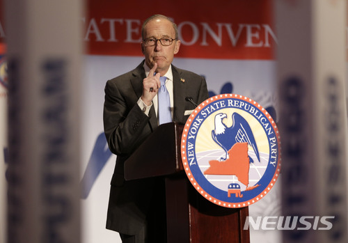 【 라이 브룩=AP/뉴시스】 래리 커들로 미국 국가경제위원회 위원장이 지난 2014년 5월 14일 뉴욕주 라이 브룩에서 열린 뉴욕주 공화당 컨벤션에 참석해 연설하고 있다. 2018.03.15&nbsp; 