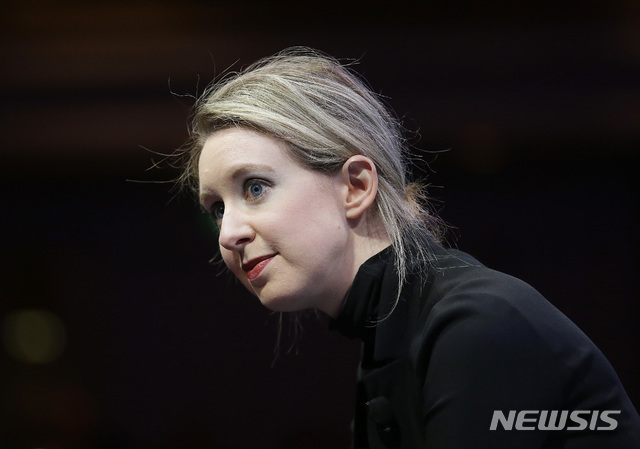 [샌프란시스코=AP/뉴시스] 지난 2015년 11월2일(현지시간) 미국 캘리포니아주 샌프란시스코에서 열린 포춘 글로벌 포럼에 참석한 테라노스가 창업자 엘리자베스 홈스의 모습. 2020.07.21. 