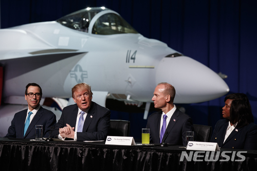 【세인트루이스=AP/뉴시스】도널드 트럼프 미국 대통령(왼쪽 두번째)가 14일(현지시간) 미주리주 세인트루이스의 보잉사를 방문해 조세 정책과 관련한 라운드 테이블 토론회를 갖고 있다. 왼쪽은 스티브 므누신 재무장관, 오른쪽 두번째는 데니스 뮬렌버그 보잉 최고경영자이다. 2018.3.14