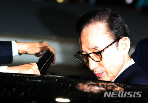 【서울=뉴시스】박주성 기자 = 이명박 전 대통령이 검찰의 피의자 조사를 모두 받고 21시간만인 15일 오전 서울 서초구 서울중앙지검을 나서고 있다. 2018.03.15.&nbsp; park7691@newsis.com
