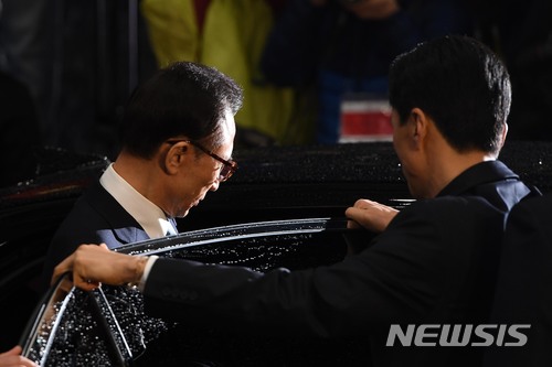 【서울=뉴시스】 박주성 기자 = '뇌물수수·횡령·조세포탈' 등의 혐의를 받고 있는 이명박 전 대통령이 피의자 신분으로 검찰조사를 마치고 15일 오전 서울 서초동 서울중앙지검을 나서고 있다. 2018.03.15. photo@newsis.com