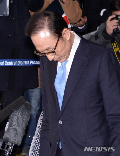 【서울=뉴시스】 박주성 기자 = '뇌물수수·횡령·조세포탈' 등의 혐의를 받고 있는 이명박 전 대통령이 피의자 신분으로 검찰조사를 마치고 15일 오전 서울 서초동 서울중앙지검을 나서고 있다. 2018.03.15.&nbsp; photo@newsis.com