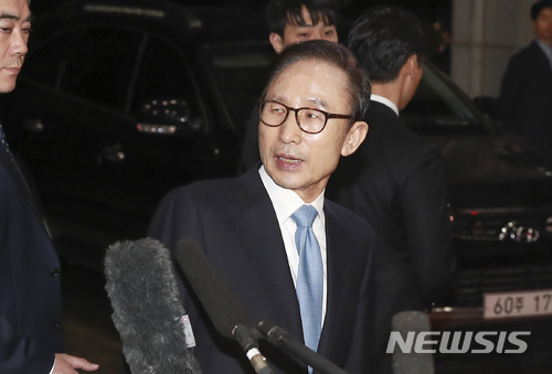 【서울=뉴시스】박주성 기자 = 뇌물수수와 직권남용, 대통령기록물관리법 위반, 횡령·배임 등의 혐의를 받고 있는 이명박 전 대통령이 15일 오전 피의자 조사를 마치고 서울 서초구 서울중앙지검을 나서고 있다. 2018.03.15.&nbsp; photo@newsis.com
