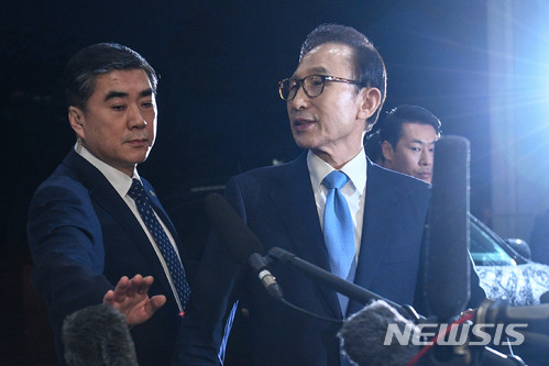 【서울=뉴시스】박주성 기자 = 뇌물수수와 직권남용, 대통령기록물관리법 위반, 횡령·배임 등의 혐의를 받고 있는 이명박 전 대통령이 지난 15일 오전 피의자 조사를 마치고 서울 서초구 서울중앙지검을 나서고 있다. 2018.03.15.&nbsp; photo@newsis.com