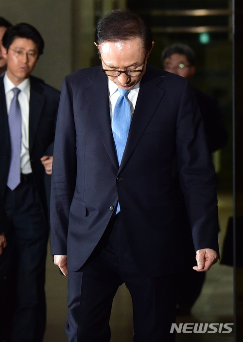 【서울=뉴시스】 박주성 기자 = '뇌물수수·횡령·조세포탈' 등의 혐의를 받고 있는 이명박 전 대통령이 피의자 신분으로 검찰조사를 마치고 15일 오전 서울 서초동 서울중앙지검을 나서고 있다. 2018.03.15.&nbsp; photo@newsis.com
