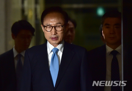 【서울=뉴시스】 박주성 기자 = '뇌물수수·횡령·조세포탈' 등의 혐의를 받고 있는 이명박 전 대통령이 피의자 신분으로 검찰조사를 마치고 지난 15일 오전 서울 서초동 서울중앙지검을 나서고 있다. 2018.03.15. photo@newsis.com