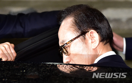 【서울=뉴시스】 박주성 기자 = '뇌물수수·횡령·조세포탈' 등의 혐의를 받고 있는 이명박 전 대통령이 피의자 신분으로 검찰조사를 마치고 15일 오전 서울 서초동 서울중앙지검을 나서고 있다. 2018.03.15.&nbsp; photo@newsis.com