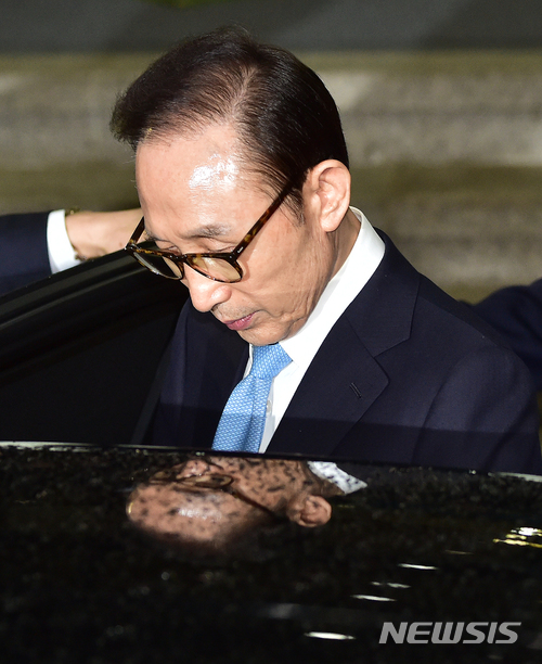 【서울=뉴시스】 박주성 기자 = '뇌물수수·횡령·조세포탈' 등의 혐의를 받고 있는 이명박 전 대통령이 피의자 신분으로 검찰조사를 마치고 15일 오전 서울 서초동 서울중앙지검을 나서고 있다. 2018.03.15.&nbsp; photo@newsis.com