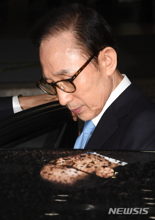 【서울=뉴시스】박주성 기자 = 뇌물수수와 직권남용, 대통령기록물관리법 위반, 횡령·배임 등의 혐의를 받고 있는 이명박 전 대통령이 15일 오전 피의자 조사를 마치고 서울 서초구 서울중앙지검을 나서고 있다. 2018.03.15.&nbsp; photo@newsis.com