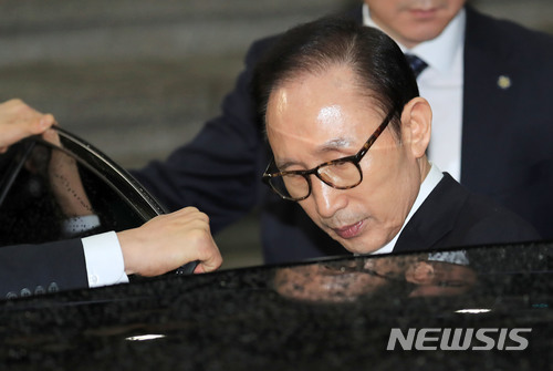 【서울=뉴시스】박주성 기자 = 뇌물수수와 직권남용, 대통령기록물관리법 위반, 횡령·배임 등의 혐의를 받고 있는 이명박 전 대통령이 15일 오전 피의자 조사를 마치고 서울 서초구 서울중앙지검을 나서고 있다. 2018.03.15.&nbsp; photo@newsis.com