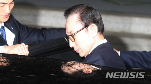 【서울=뉴시스】박주성 기자 = 뇌물수수와 직권남용, 대통령기록물관리법 위반, 횡령·배임 등의 혐의를 받고 있는 이명박 전 대통령이 15일 오전 피의자 조사를 마치고 서울 서초구 서울중앙지검을 나서고 있다. 2018.03.15. photo@newsis.com