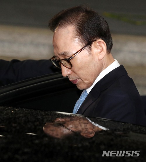【서울=뉴시스】박주성 기자 = 뇌물수수와 직권남용, 대통령기록물관리법 위반, 횡령·배임 등의 혐의를 받고 있는 이명박 전 대통령이 15일 오전 피의자 조사를 마치고 서울 서초구 서울중앙지검을 나서고 있다. 2018.03.15.&nbsp; photo@newsis.com
