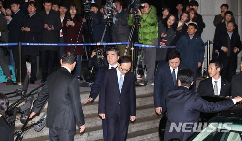 【서울=뉴시스】박주성 기자 = 뇌물수수와 직권남용, 대통령기록물관리법 위반, 횡령·배임 등의 혐의를 받고 있는 이명박 전 대통령이 15일 오전 피의자 조사를 마치고 서울 서초구 서울중앙지검을 나서고 있다. 2018.03.15. photo@newsis.com