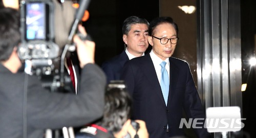 【서울=뉴시스】박주성 기자 = 뇌물수수와 직권남용, 대통령기록물관리법 위반, 횡령·배임 등의 혐의를 받고 있는 이명박 전 대통령이 15일 오전 피의자 조사를 마치고 서울 서초구 서울중앙지검을 나서고 있다. 2018.03.15.  photo@newsis.com