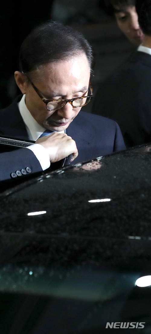 【서울=뉴시스】박주성 기자 = 뇌물수수와 직권남용, 대통령기록물관리법 위반, 횡령·배임 등의 혐의를 받고 있는 이명박 전 대통령이 15일 오전 피의자 조사를 마치고 서울 서초구 서울중앙지검을 나서고 있다. 2018.03.15. photo@newsis.com