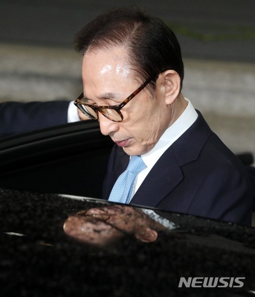 【서울=뉴시스】박주성 기자 = 뇌물수수와 직권남용, 대통령기록물관리법 위반, 횡령·배임 등의 혐의를 받고 있는 이명박 전 대통령이 지난 15일 오전 피의자 조사를 마치고 서울 서초구 서울중앙지검을 나서고 있다. 2018.03.15. photo@newsis.com