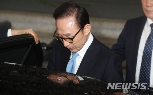 【서울=뉴시스】박주성 기자 = 뇌물수수와 직권남용, 대통령기록물관리법 위반, 횡령·배임 등의 혐의를 받고 있는 이명박 전 대통령이 15일 오전 피의자 조사를 마치고 서울 서초구 서울중앙지검을 나서고 있다. 2018.03.15.&nbsp; photo@newsis.com