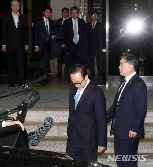 【서울=뉴시스】박주성 기자 = 뇌물수수와 직권남용, 대통령기록물관리법 위반, 횡령·배임 등의 혐의를 받고 있는 이명박 전 대통령이 지난해 3월15일 오전 피의자 조사를 마치고 서울 서초구 서울중앙지검을 나서고 있다. 2018.03.15. photo@newsis.com