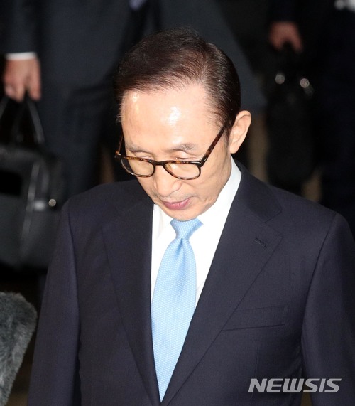 【서울=뉴시스】박주성 기자 = 뇌물수수와 직권남용, 대통령기록물관리법 위반, 횡령·배임 등의 혐의를 받고 있는 이명박 전 대통령이 지난 15일 오전 피의자 조사를 마치고 서울 서초구 서울중앙지검을 나서고 있다. 2018.03.15. photo@newsis.com