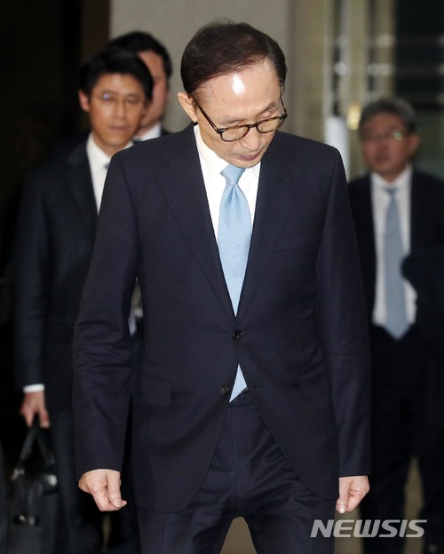 【서울=뉴시스】박주성 기자 = 뇌물수수와 직권남용, 대통령기록물관리법 위반, 횡령·배임 등의 혐의를 받고 있는 이명박 전 대통령이 15일 오전 피의자 조사를 마치고 서울 서초구 서울중앙지검을 나서고 있다. 2018.03.15.&nbsp; photo@newsis.com