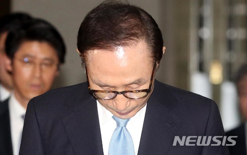 【서울=뉴시스】박주성 기자 = 뇌물수수와 직권남용, 대통령기록물관리법 위반, 횡령·배임 등의 혐의를 받고 있는 이명박 전 대통령이 15일 오전 피의자 조사를 마치고 서울 서초구 서울중앙지검을 나서고 있다. 2018.03.15. photo@newsis.com