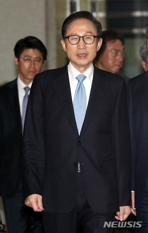 【서울=뉴시스】박주성 기자 = 뇌물수수와 직권남용, 대통령기록물관리법 위반, 횡령·배임 등의 혐의를 받고 있는 이명박 전 대통령이 15일 오전 피의자 조사를 마치고 서울 서초구 서울중앙지검을 나서고 있다. 2018.03.15.&nbsp; photo@newsis.com