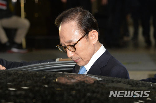 【서울=뉴시스】박주성 기자 = 뇌물수수와 직권남용, 대통령기록물관리법 위반, 횡령·배임 등의 혐의를 받고 있는 이명박 전 대통령이 지난 15일 오전 피의자 조사를 마치고 서울 서초구 서울중앙지검을 나서고 있다. 2018.03.15. photo@newsis.com