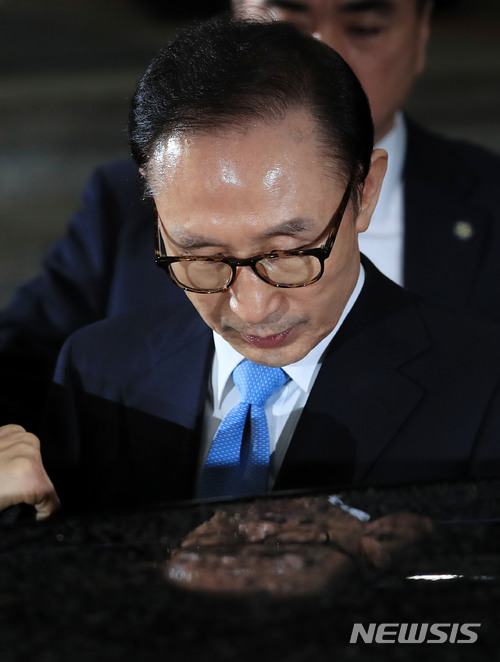 【서울=뉴시스】박주성 기자 = 뇌물수수와 직권남용, 대통령기록물관리법 위반, 횡령·배임 등의 혐의를 받고 있는 이명박 전 대통령이 지난 15일 오전 피의자 조사를 마치고 서울 서초구 서울중앙지검을 나서고 있다. 2018.03.15. photo@newsis.com