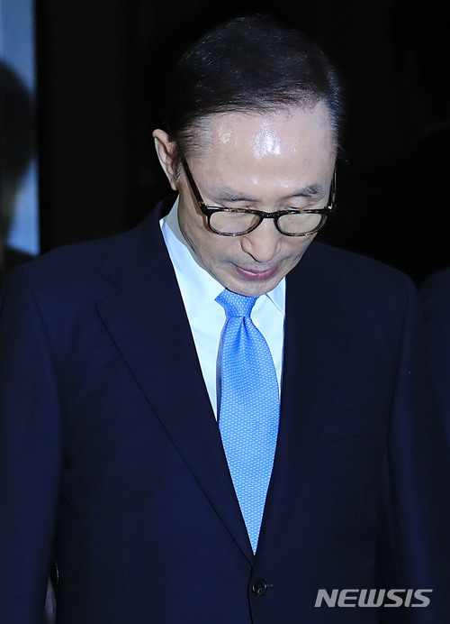 【서울=뉴시스】박주성 기자 = 뇌물수수와 직권남용, 대통령기록물관리법 위반, 횡령·배임 등의 혐의를 받고 있는 이명박 전 대통령이 15일 오전 피의자 조사를 마치고 서울 서초구 서울중앙지검을 나서고 있다. 2018.03.15. photo@newsis.com