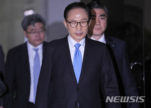 【서울=뉴시스】박주성 기자 = 뇌물수수와 직권남용, 대통령기록물관리법 위반, 횡령·배임 등의 혐의를 받고 있는 이명박 전 대통령이 지난 15일 오전 피의자 조사를 마치고 서울 서초구 서울중앙지검을 나서고 있다. 2018.03.15.&nbsp; photo@newsis.com