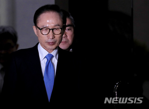 【서울=뉴시스】박주성 기자 = 뇌물수수와 직권남용, 대통령기록물관리법 위반, 횡령·배임 등의 혐의를 받고 있는 이명박 전 대통령이 15일 오전 피의자 조사를 마치고 서울 서초구 서울중앙지검을 나서고 있다. 2018.03.15.&nbsp; photo@newsis.com