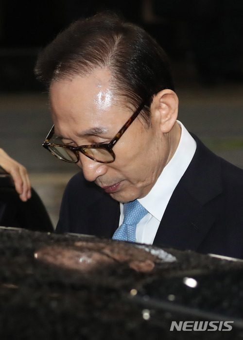 【서울=뉴시스】박주성 기자 = 뇌물수수와 직권남용, 대통령기록물관리법 위반, 횡령·배임 등의 혐의를 받고 있는 이명박 전 대통령이 지난 15일 오전 피의자 조사를 마치고 서울 서초구 서울중앙지검을 나서고 있다. 2018.03.15. photo@newsis.com