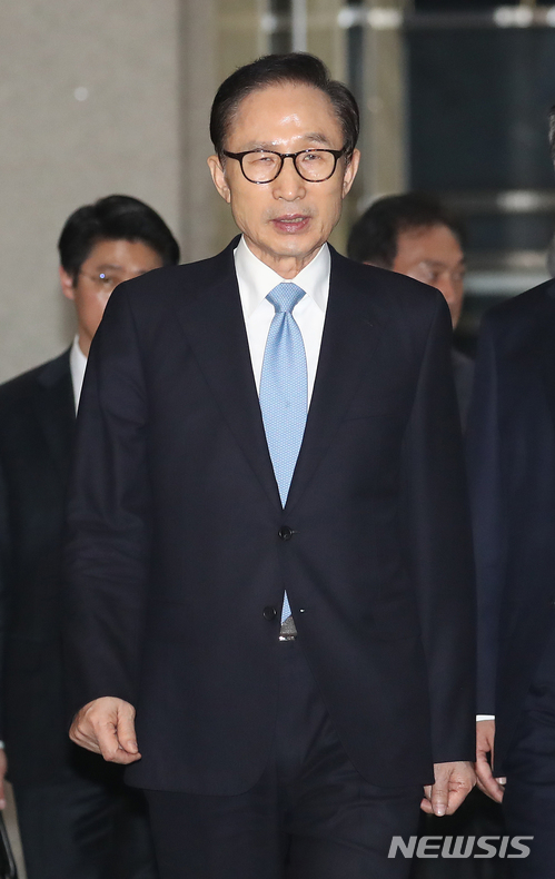 【서울=뉴시스】박주성 기자 = 뇌물수수와 직권남용, 대통령기록물관리법 위반, 횡령·배임 등의 혐의를 받고 있는 이명박 전 대통령이 15일 오전 피의자 조사를 마치고 서울 서초구 서울중앙지검을 나서고 있다. 2018.03.15.&nbsp; photo@newsis.com
