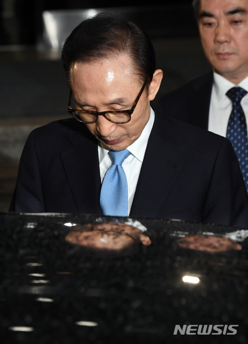 【서울=뉴시스】박주성 기자 = 뇌물수수와 직권남용, 대통령기록물관리법 위반, 횡령·배임 등의 혐의를 받고 있는 이명박 전 대통령이 지난 15일 오전 피의자 조사를 마치고 서울 서초구 서울중앙지검을 나서고 있다. 2018.03.15. photo@newsis.com