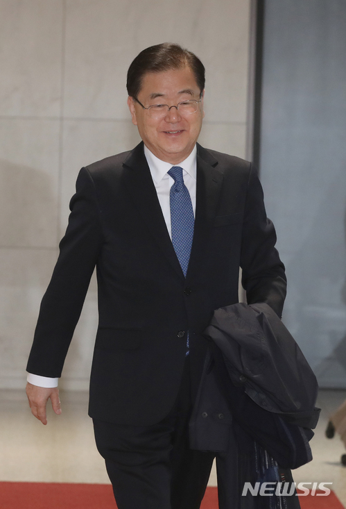 【인천공항=뉴시스】권현구 기자 = 정의용 국가안보실장이 방북·방미 결과를 공유하고자 방문했던 중국과 러시아 일정을 마치고 15일 오전 인천국제공항을 통해 귀국하고 있다. 2018.03.15. stoweon@newsis.com