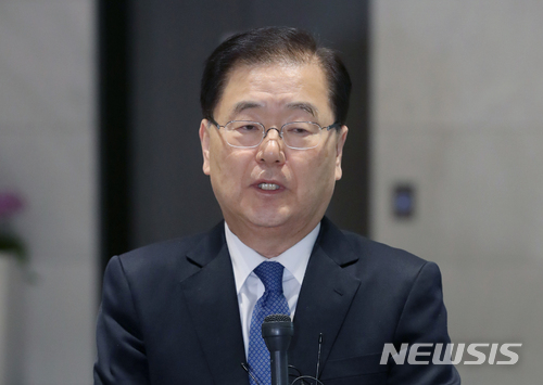 【인천공항=뉴시스】권현구 기자 = 정의용 국가안보실장이 방북·방미 결과를 공유하고자 방문했던 중국과 러시아 일정을 마치고 15일 오전 인천국제공항을 통해 귀국, 취재진 질문에 답변하고 있다. 2018.03.15. stoweon@newsis.com