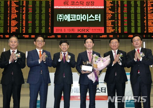 【서울=뉴시스】 한국거래소 코스닥시장본부는 15일 오전 서울 여의도 한국거래소 서울사옥 홍보관에서 철도장비제조 및 슬래그처리사업 회사인 에코마이스터의 코스닥시장 신규상장기념식을 개최했다. 왼쪽부터 최규준 한국IR협의회 부회장, 권희백 한화투자증권 대표이사, 정운수 한국거래소 코스닥시장본부장 직무대행, 오상윤 에코마이스터 대표이사, 나재철 대신증권 대표이사, 송윤진 코스닥협회 부회장이 기념촬영을 하고 있다. 2018.03.15. (사진=한국거래소 제공) photo@newsis.com