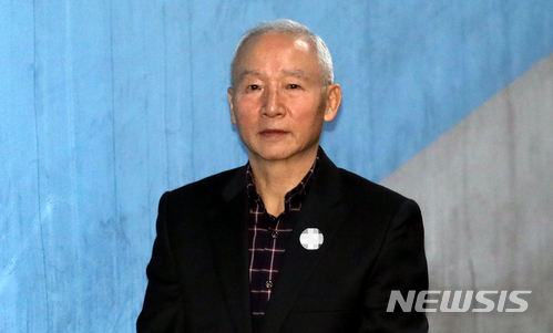 【서울=뉴시스】임태훈 기자 = 국가정보원의 특수활동비를 청와대에 상납한 혐의로 구속된 남재준 전 국정원장이 15일 오전 서울 서초구 서울중앙지방법원에서 열린 1차 공판에 출석하기 위해 법정으로 향하고 있다. 2018.03.15&nbsp; taehoonlim@newsis.com