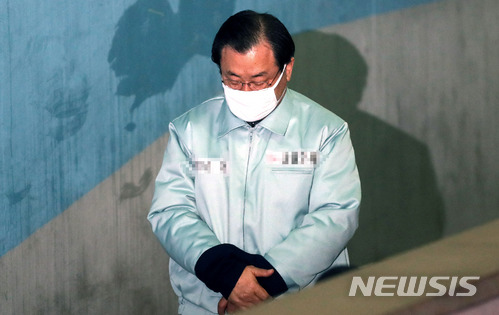 【서울=뉴시스】임태훈 기자 = 국가정보원의 특수활동비를 청와대에 상납한 혐의로 구속된 이병기 전 국정원장이 15일 오전 서울 서초구 서울중앙지방법원에서 열린 1차 공판에 출석하기 위해 법정으로 향하고 있다. 2018.03.15&nbsp; taehoonlim@newsis.com